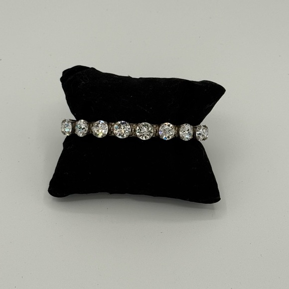 NWOT💎Women’s Riveting Romance Swarovski 16 Crystal Bangle Bracelet. - Picture 4 of 9
